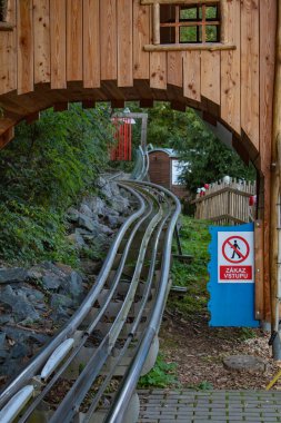 Sonbaharda Çek Cumhuriyeti 'nin dağlarında çocuklar için lunapark treni. Yüksek kalite fotoğraf