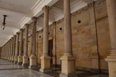 Karlovy Vary 'de Termal Kaynak İçen Çek Colonnade. Yüksek kalite fotoğraf