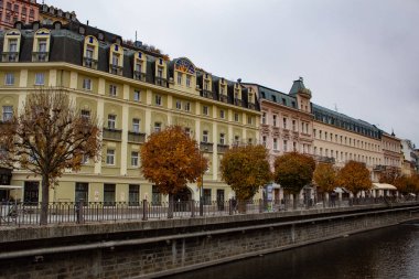 Çek Cumhuriyeti 'ndeki Karlovy Vary' nin merkezindeki nehir kenarındaki güzel mimari binalar. Yüksek kalite fotoğraf