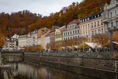 Çek Cumhuriyeti 'nin Karlovy Vary kaplıca kasabasında sonbahar günü, dağlar, orman, nehir, antik binalar manzarası. Yüksek kalite fotoğraf