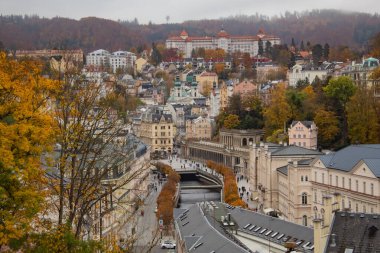 Sonbaharda Çek şifalı kenti Karlovy Vary 'nin ana caddesi olan Orze Nehri' nin termal kaplıcaları. Yüksek kalite fotoğraf