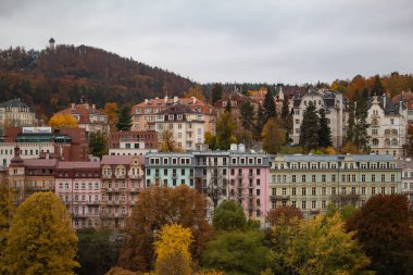 Karlovy Vary 'de altın sonbahar, şehrin manzarası, Çek Cumhuriyeti. Yüksek kalite fotoğraf