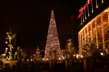 Meydandaki Noel ağacı, Danimarka 'daki eğlence parkında. Yüksek kalite fotoğraf