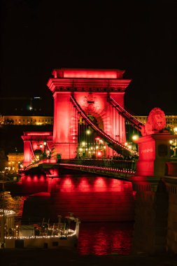 Budapeşte 'de gece vakti kırmızı ışık ve dikey fotoğraf olan bir köprü. Yüksek kalite fotoğraf