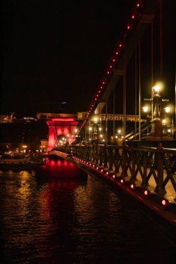 Budapesh Köprüsü 'nün manzarası, Tuna Nehri üzerinde, kırmızı ışıkla, Macaristan, gece. Yüksek kalite fotoğraf