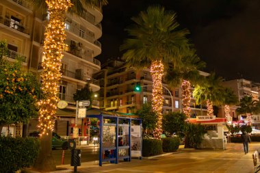 Atina 'da geceleri Noel ışıkları olan ana Palm Caddesi, GREECE. Yüksek kalite fotoğraf