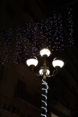 Antik bir fener, beyaz ışıkların ve siyah gökyüzünün arka planında, Atina 'da bir gece. Yüksek kalite fotoğraf