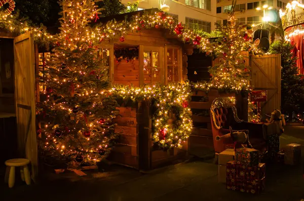 Noel, ahşap masal evleri, parlak ışıklar altında, Atina, Yunanistan 'daki Noel pazarında. Yüksek kalite fotoğraf