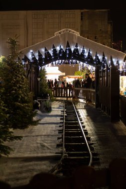 Atina 'daki Yeni Yıl Fuarı' nda küçük bir Noel treninin rayları. Yüksek kalite fotoğraf