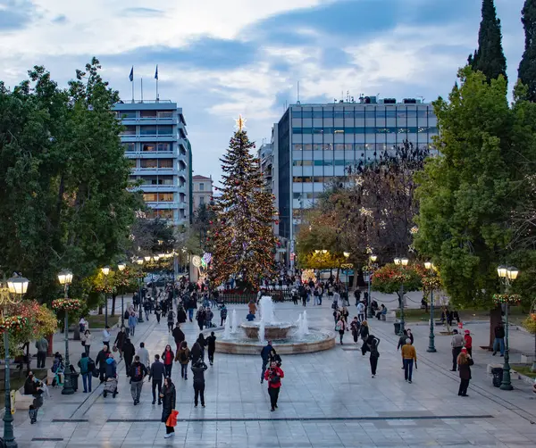 Yunanistan 'ın başkenti Atina' nın orta meydanında yanan ışıklarda yılbaşı ağacı. Yüksek kalite fotoğraf