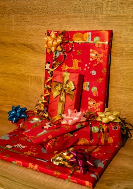 Kırmızı hediye paketiyle yeni yıl hediyeleri, kurdele ve fiyonklarla. Yüksek kalite fotoğraf