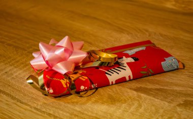 Pembe düğümlü paketlenmiş yeni yıl hediyesi. Yüksek kalite fotoğraf