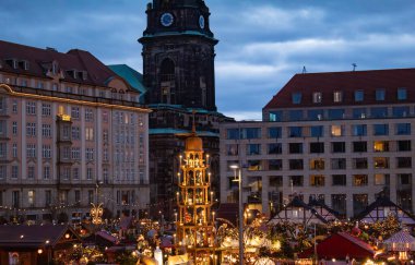 Dresden Eski Meydanı 'nda Noel süsleri, Almanya' da akşam, Noel. Yüksek kalite fotoğraf