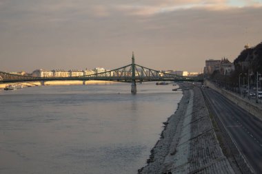 Sabah, Tuna Nehri boyunca Macaristan 'da Budapeşte kentinde yeşil bir köprünün zeminine karşı otoyol. Yüksek kalite fotoğraf