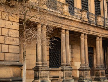 Gündüzleri, Almanya 'nın Dresden şehrinde, kalın bağırsaklı eski bir ev. Yüksek kalite fotoğraf