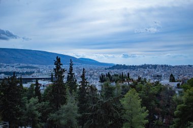 Dağdan Atina şehrine büyüleyici bir manzara, vahşi dağlar, bulutlar, mavi gökyüzü, Yunanistan. Yüksek kalite fotoğraf