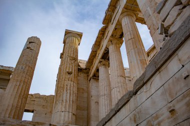 Mimari yapı, Büyük, Mermer sütunlar, gökyüzünün zeminine karşı, Atina Akropolü, Yunanistan. Yüksek kalite fotoğraf