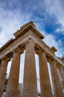 Sütunlardan oluşan duvarlar, tarihi Yunan Partenonu, mavi gökyüzünün arka planına karşı. Yüksek kalite fotoğraf