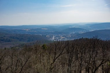 Bahar Sabahı, Ufuk, Dağlar, Ağaçlar 'dan Çek Cumhuriyeti' nin doğası. Yüksek kalite fotoğraf