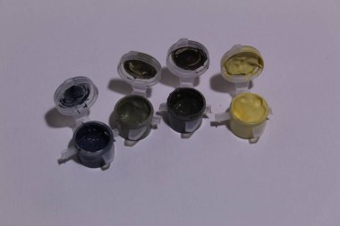 Beyaz arka planda açık kavanozlu boya seti. Yüksek kalite fotoğraf