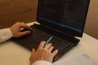 Atmosferde çalışmak, proje üzerinde çalışmak. Laptop beyaz masada, eller klavyede. Yüksek kalite fotoğraf