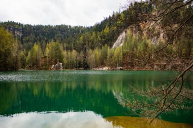 Çek Cumhuriyeti 'nin muhteşem doğası, dağlar, temiz suyu olan bir göl, yedekte genç yeşil ağaçlar. Yüksek kalite fotoğraf