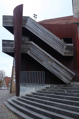 Tables and chairs on cobblestone streets surrounded by colorful traditional houses. A calm and cozy atmosphere, ideal for illustrating European lifestyle, tourism, culture, architecture, and travel in Germany.