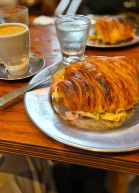 Sıcak kahveli enfes kruvasan. 