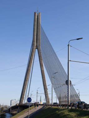 Temiz Mavi Gökyüzüne Karşı Modern Askı Köprüsü