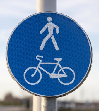 Yayalar ve Bisikletçiler için Paylaşılan Yolu Gösteren Mavi Trafik İşareti