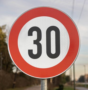 Bir Yolda Saatte 30 km hız sınırı tabelasına yakın çekim