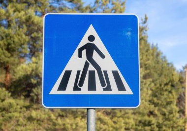 Ağaçlı Mavi Yaya Geçidi İşareti