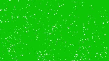 Şiddetli kar fırtınası, yeşil ekranda kar taneleri düşüyor. Kış havası, tatil ve sinematik görüntüler için mükemmel.