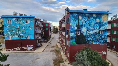 Van Gogh 'tan esinlenilmiş resimlerle boyanmış renkli apartmanlar..