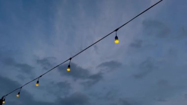 Alacakaranlık akşamında parıldayan güzel ışıklar