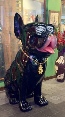 Angkut Müzesinde Altın Zincirli ve Dolar İşaretli Siyah Fransız Buldog Heykeli, Batu Malang