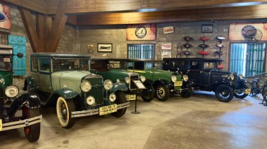 Antika Araba Koleksiyonu Angkut Müzesinde Garaj İçini Göster, Batu Malang