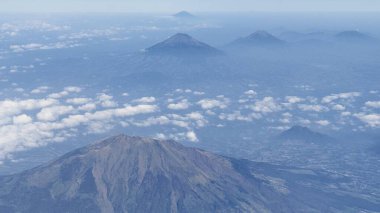 Merkezi Cava 'da Mavi Gökteki Dağların ve Bulutların Hava Görüntüsü - Endonezya