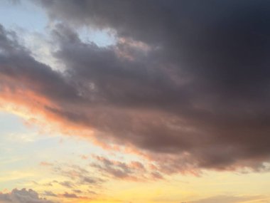 Gün batımında Bulutlu Gökyüzü Yumuşak renklerle