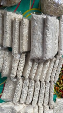 Plastiğe sarılı mayalanmış soya fasulyesi kekleri, adı TEMPEH, Endonezya 'dan geleneksel yiyecekler.