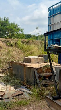 Rusty Metal Ekipmanı Çimenlikte Terk Edildi