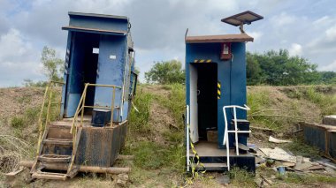 Tarlada Terk Edilmiş İki Mavi Metal Yapısı