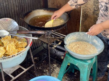 Sokak Gıda Satıcısı Çıtır Lezzet Kızartıyor