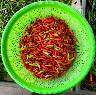 Yeşil Sepette Taze Kırmızı Biber