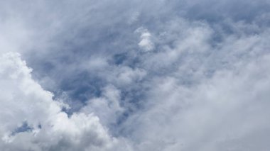 Beyaz Kümülüs Bulutlarıyla Bulutlu Gökyüzü