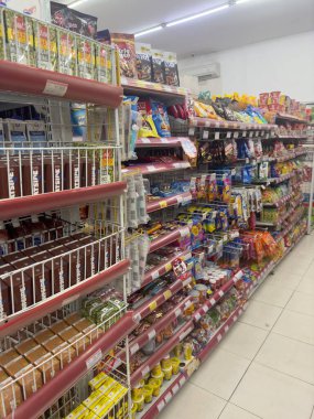 Çeşitli Ürünlerle İyi Stoklanmış Market Koridoru