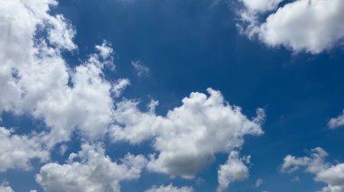 Beyaz Kabarık Bulutlar Açık Mavi Gökyüzüne Karşı