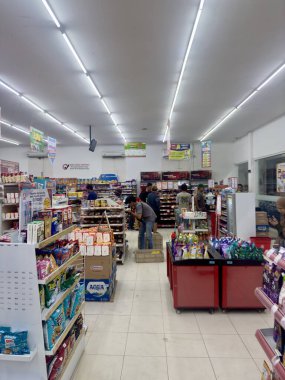 Müşterilerle İyi Stoklanmış Dükkan İçi