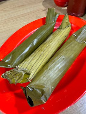 Muz yapraklarına sarılı buğulanmış pirinç kekleri. Lontong, Endonezya 'nın geleneksel gıdasıdır.