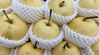 Taze paketlenmiş altın armutlar satışa hazır.